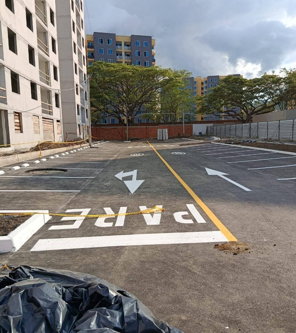 Demarcación de parqueaderos y señalización horizontal en un conjunto residencial