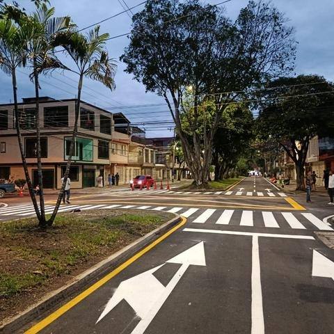 Demarcación vial con cebras, flechas y líneas en una calle