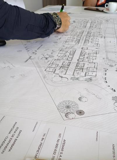 Arquitecto dibujando planos de un proyecto urbanístico