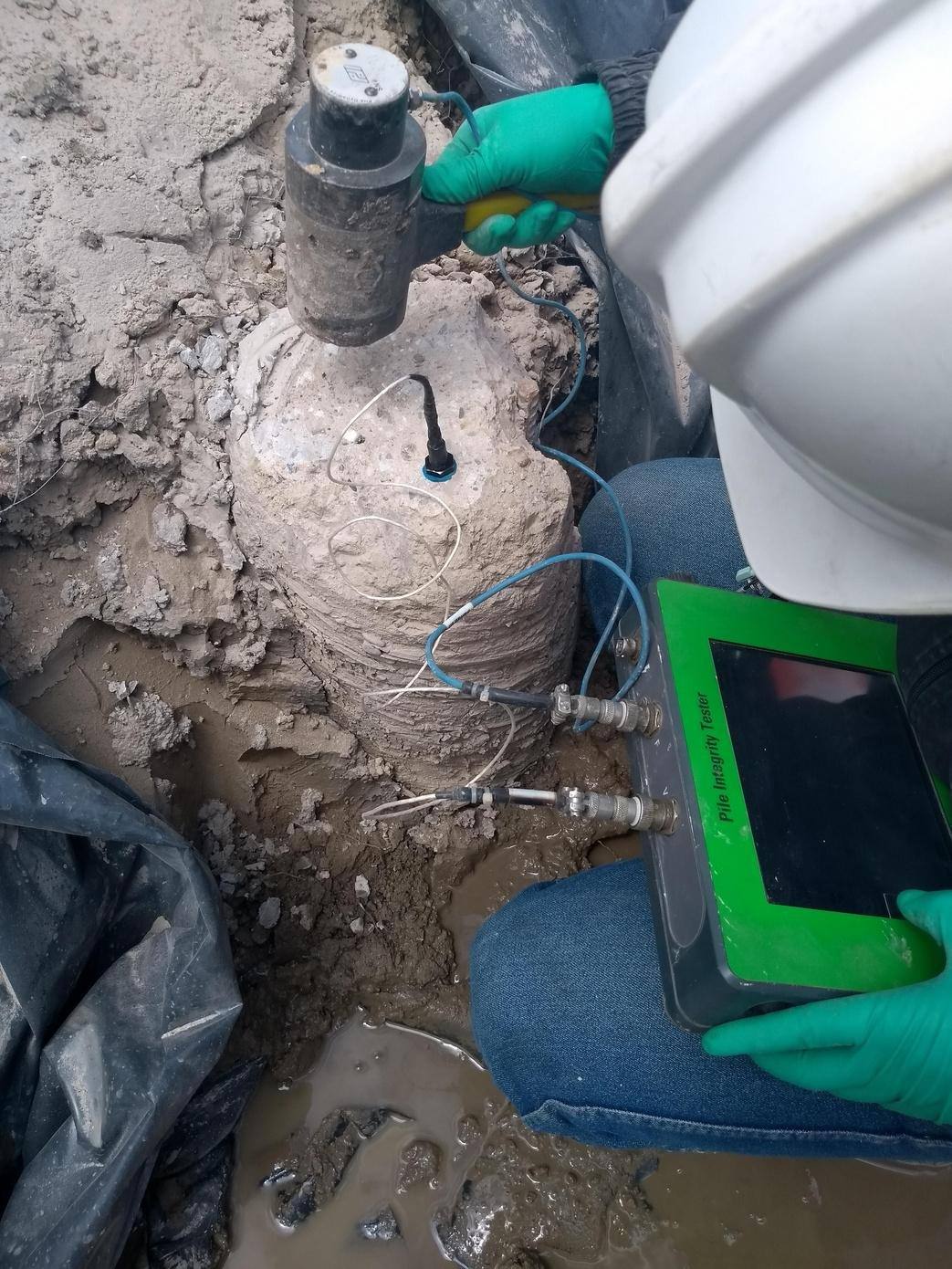 Ensayo de integridad de un pilote con sensor y equipo de medición