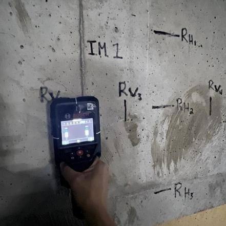 Escáner de refuerzo detectando la posición del acero en un muro de concreto