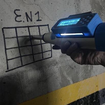 Ensayo con esclerómetro sobre una retícula marcada en un elemento de concreto