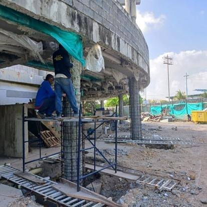 Encamisado de columnas en el reforzamiento del estadio de softbol de San Andrés