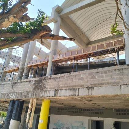 Cubierta y graderías del estadio de softbol de San Andrés durante el reforzamiento estructural