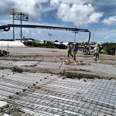 Vaciado de losa con bomba de concreto en el estadio de softbol de San Andrés