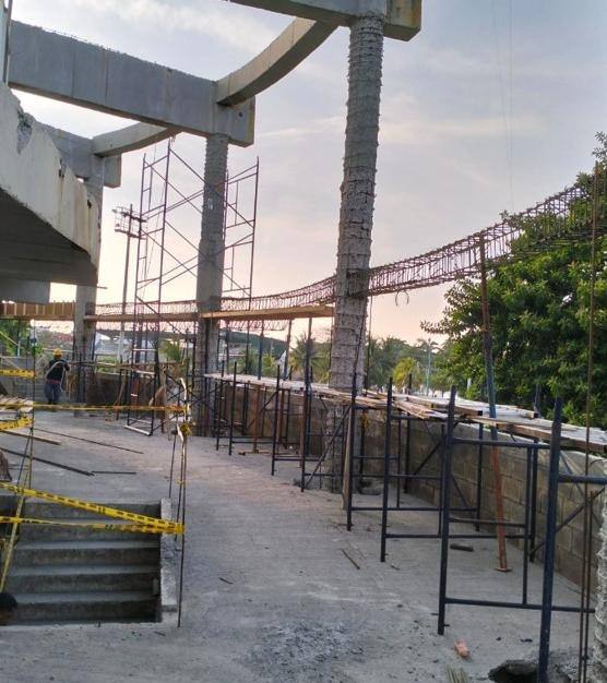 Reforzamiento estructural del estadio de softbol de San Andrés con columnas encamisadas y andamios