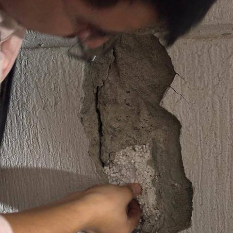 Detalle de una fisura con desprendimiento de pañete evaluada por patología de la construcción