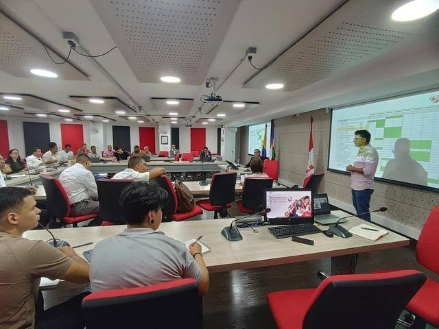 Socialización de un proyecto de inversión pública en sala de juntas