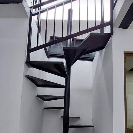 Escalera de caracol en estructura metálica