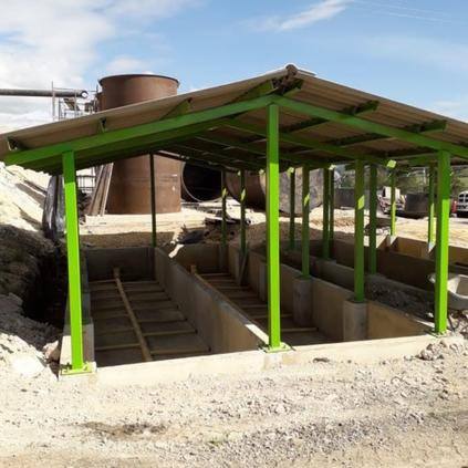 Cubierta en estructura metálica sobre tanques de una planta
