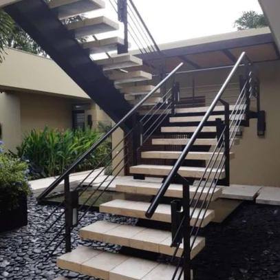 Escalera de huellas flotantes en estructura metálica