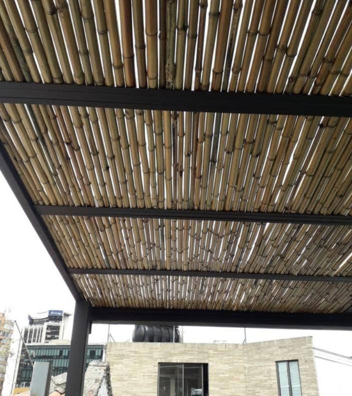 Pérgola en estructura metálica con cubierta en guadua