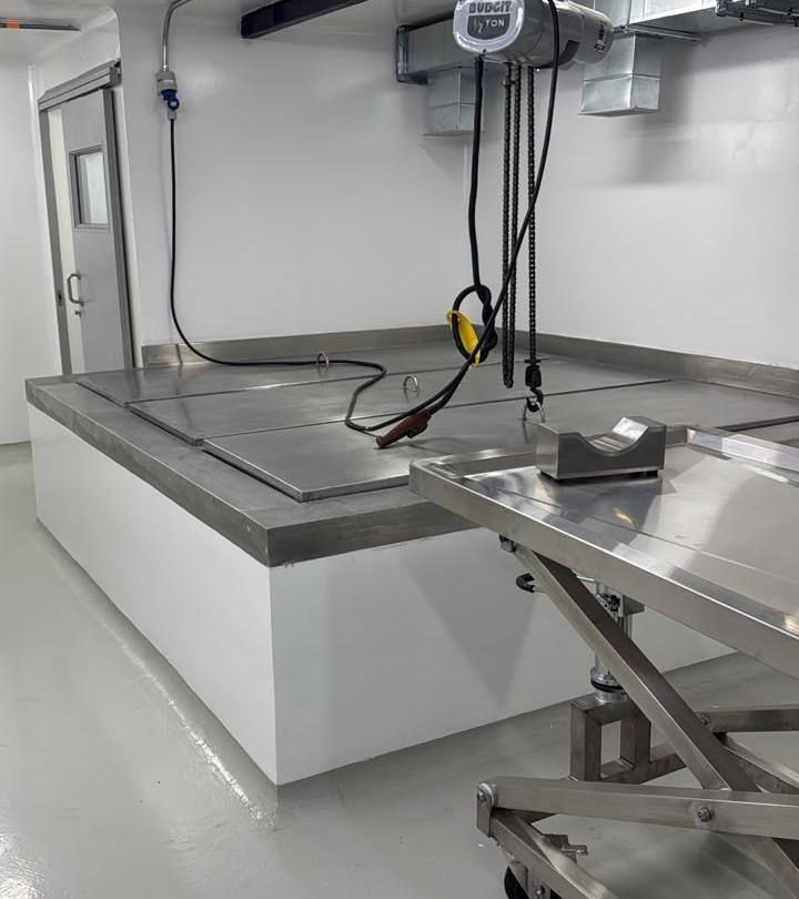 Mobiliario industrial en acero inoxidable instalado
