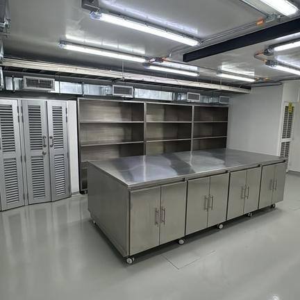 Mesón móvil y estanterías en acero inoxidable en un área técnica