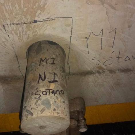 Núcleo de concreto extraído de una columna de sótano para ensayo de resistencia