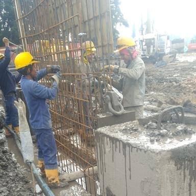Armado de acero de un muro de contención en obra
