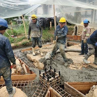 Cuadrilla vaciando concreto en zapatas y dados de cimentación