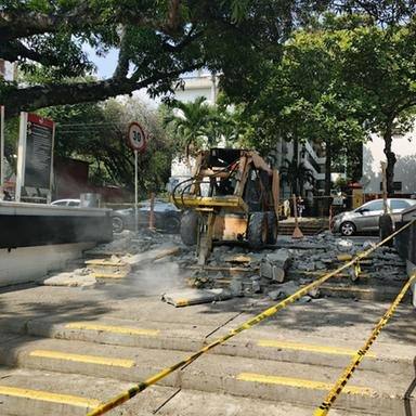 Demolición y obra de espacio público con cerramiento de seguridad
