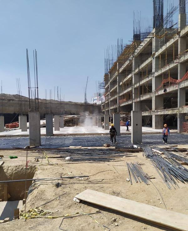 Edificio en construcción con estructura de concreto y columnas