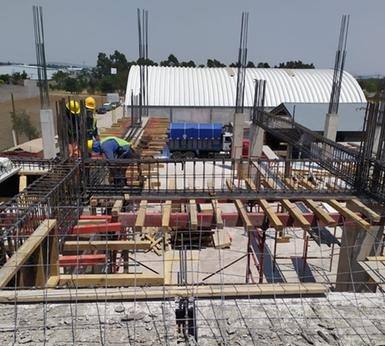 Formaletas y acero de refuerzo de una losa en construcción