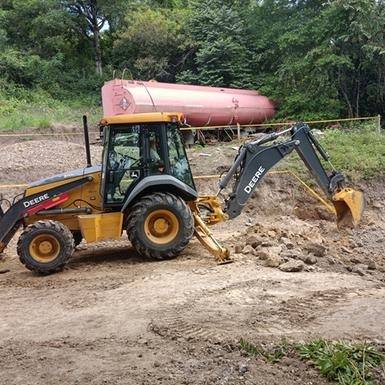 Retroexcavadora en movimiento de tierras y adecuación de terreno