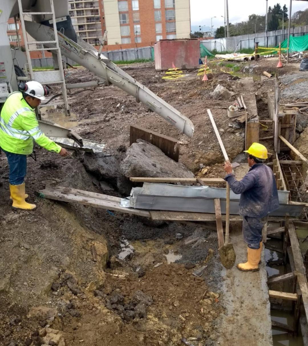 Vaciado de concreto en la cimentación de una obra civil