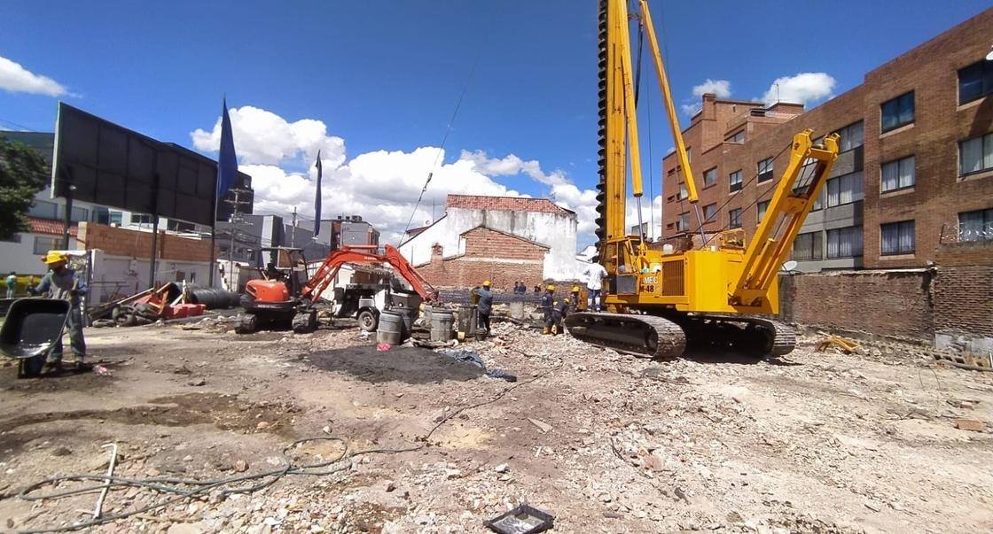 Equipos de pilotaje y excavación en una obra urbana