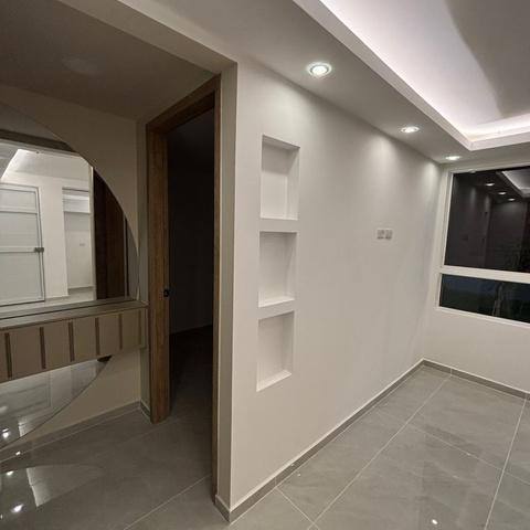 Alcoba remodelada con cielo falso, iluminación y nichos