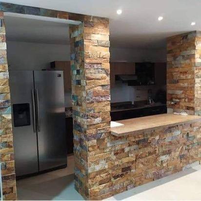 Remodelación con enchape en piedra en cocina y columnas