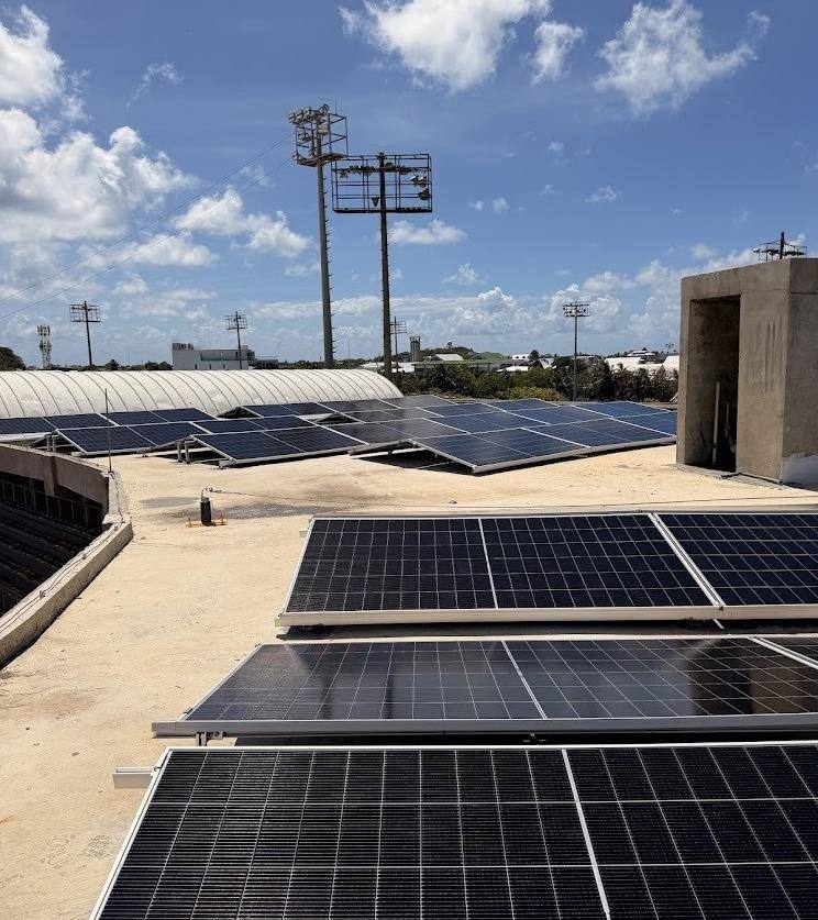 Paneles solares instalados sobre la cubierta de un escenario deportivo