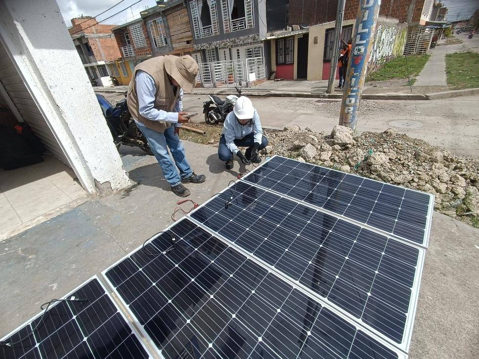 Técnicos revisando paneles solares antes de su instalación