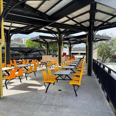 Zona de comidas bajo cubiertas metálicas en el proyecto Terrazas San Fernando