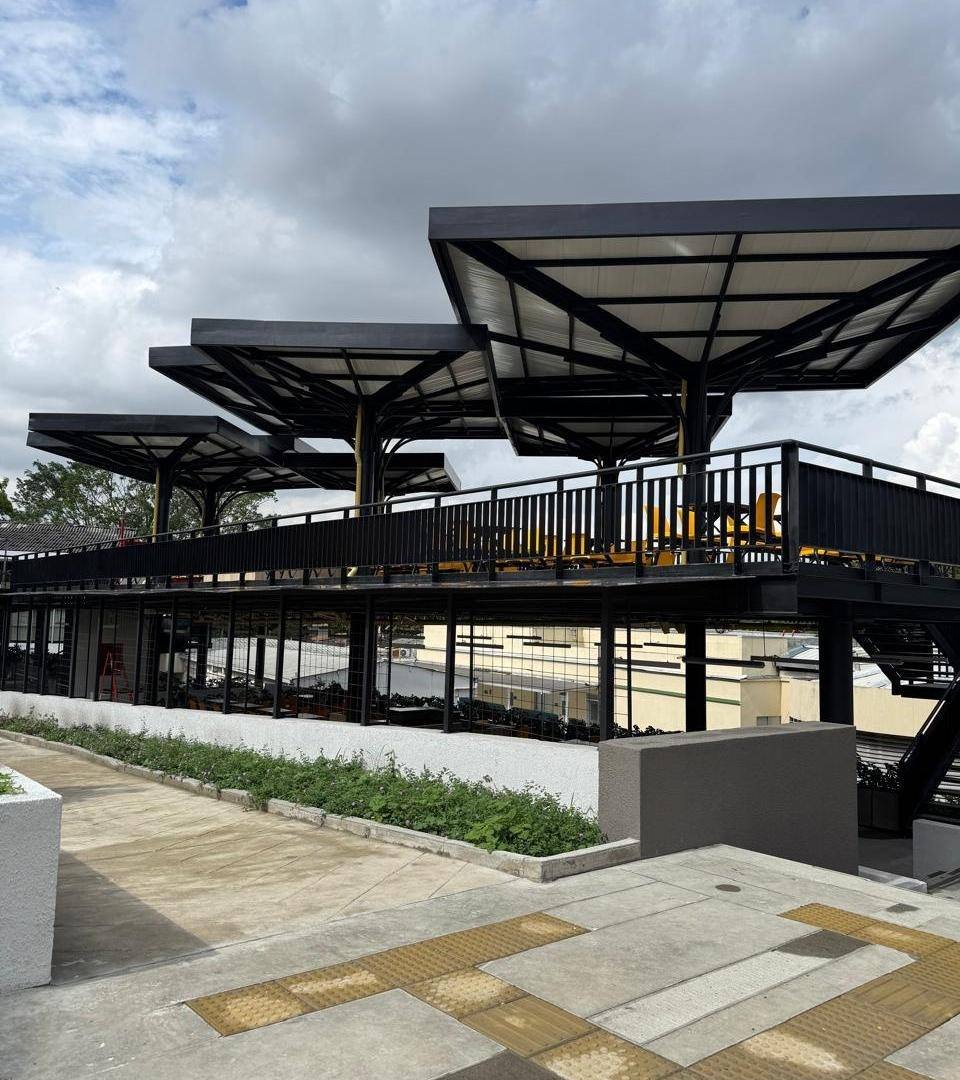 Terrazas San Fernando: cubiertas en estructura metálica con forma de árbol y plazoleta