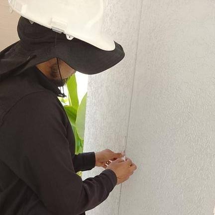 Profesional instalando un testigo para monitorear el avance de una fisura
