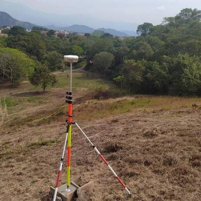 Antena GPS en un punto de control topográfico