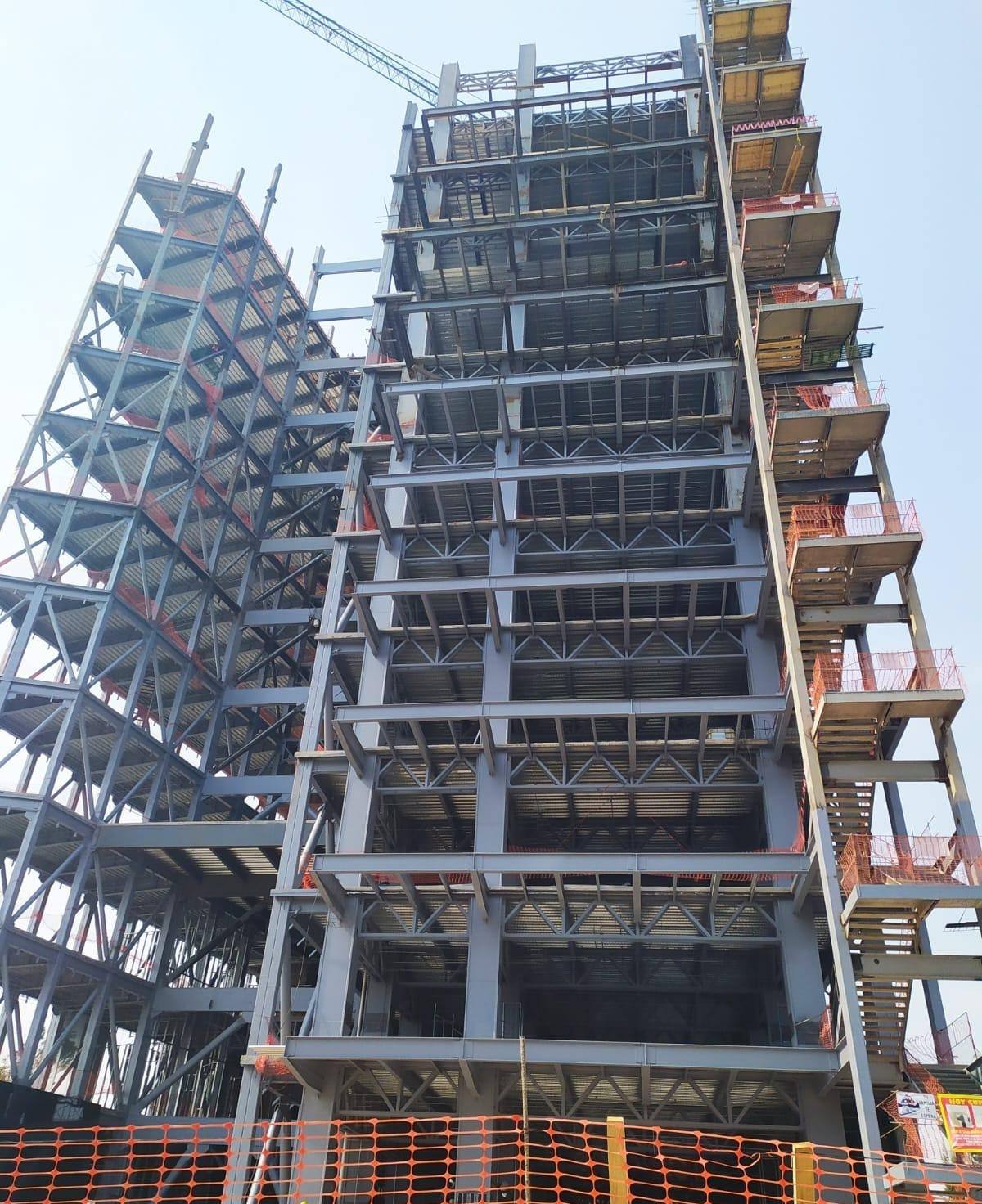 Torre en estructura metálica durante su construcción